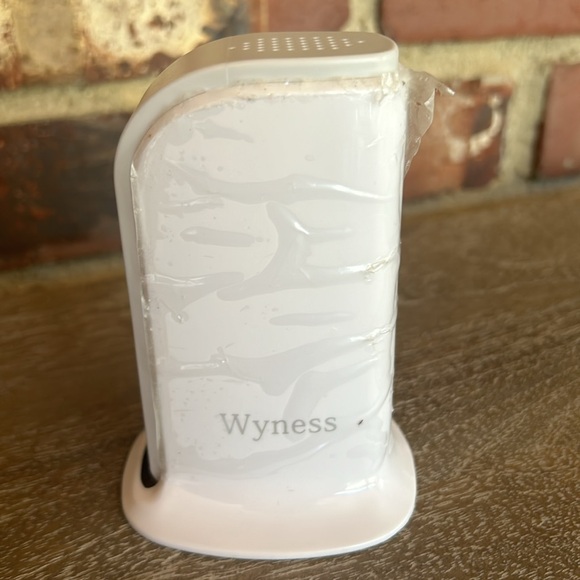 Wayne’s 6-Port USB Wall Charger Desktop Charging Station - Picture 3 of 4